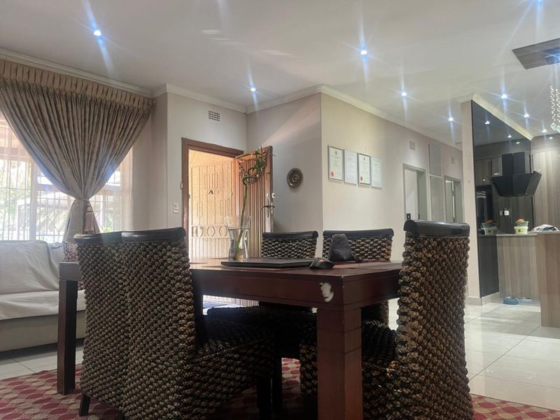 Exquisite 4-Bedroom Family Home in Illiondale - Photo 2