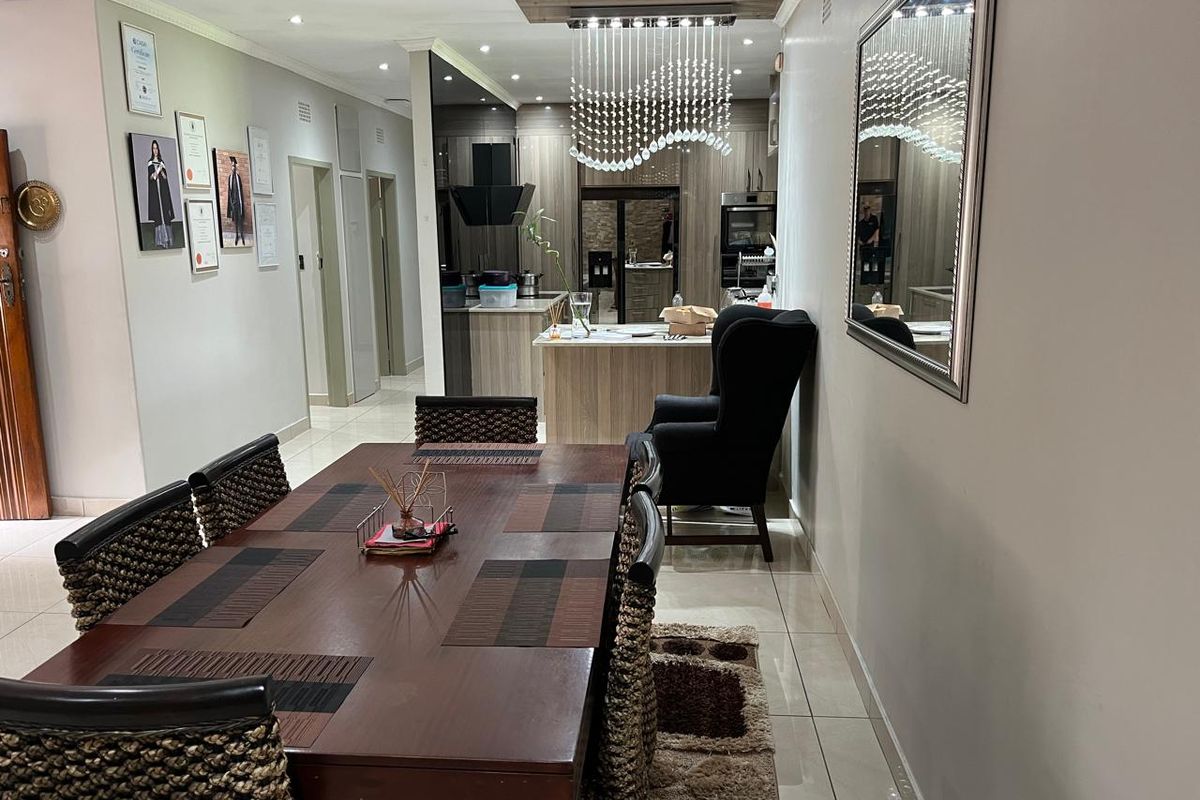 Exquisite 4-Bedroom Family Home in Illiondale - Photo 3
