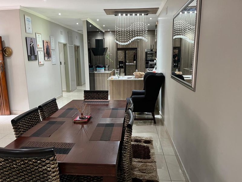Exquisite 4-Bedroom Family Home in Illiondale - Photo 3