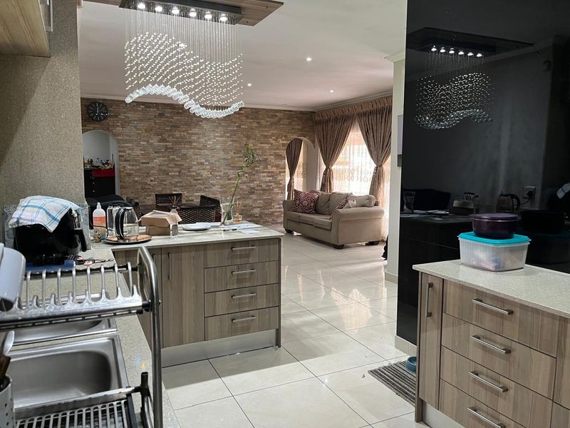Exquisite 4-Bedroom Family Home in Illiondale - Photo 5