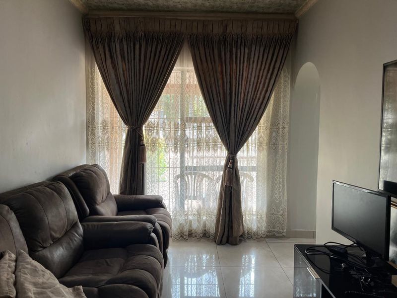 Exquisite 4-Bedroom Family Home in Illiondale - Photo 8