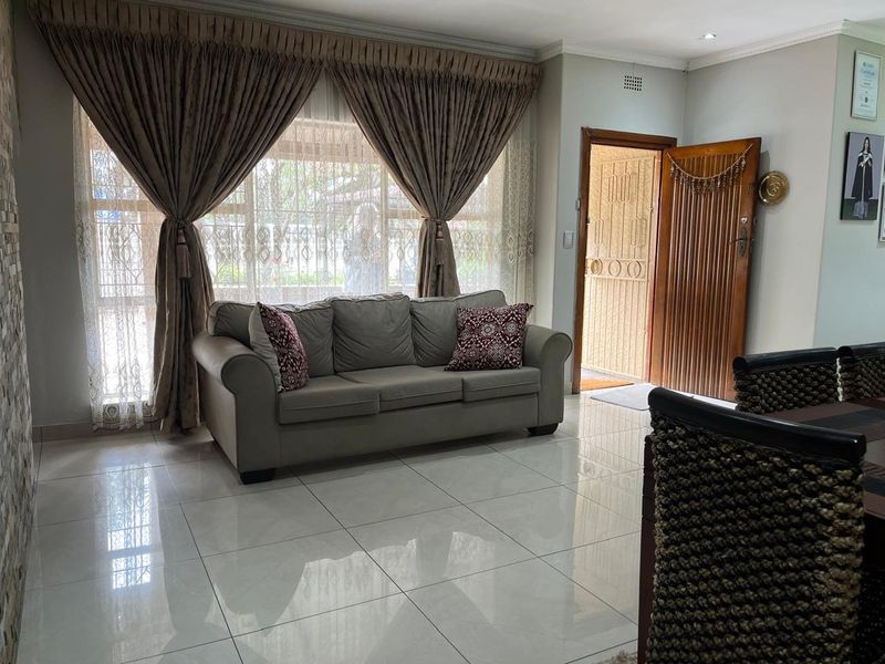 Exquisite 4-Bedroom Family Home in Illiondale - Photo 6