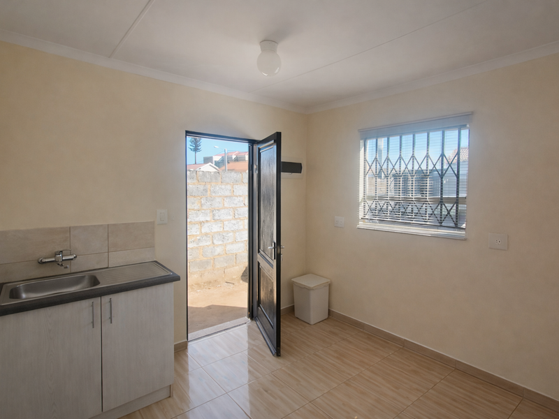 Newly Renovated 2 Bedroom 1 Bathroom House In A Popular Suburb - Photo 5