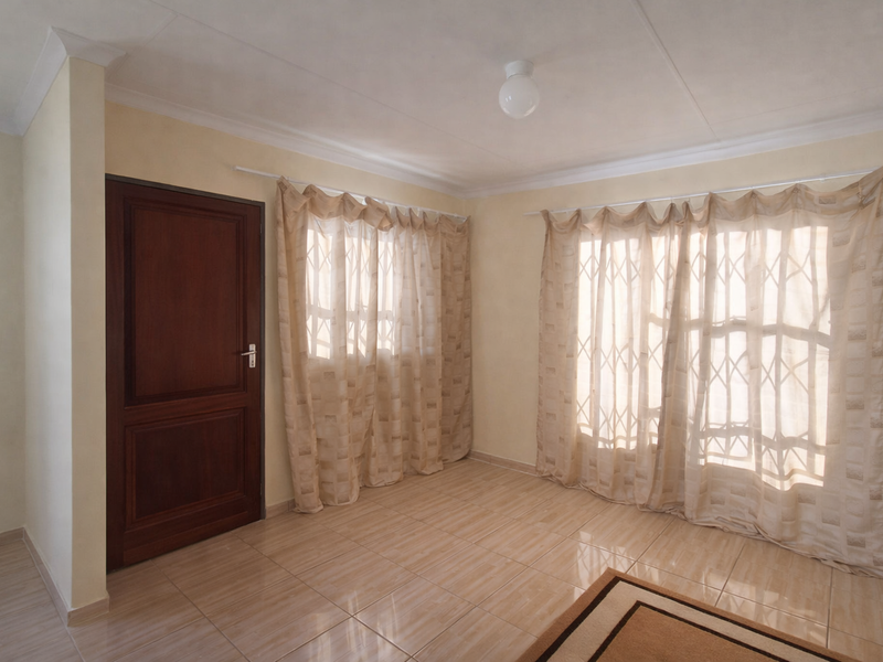 Newly Renovated 2 Bedroom 1 Bathroom House In A Popular Suburb - Photo 2