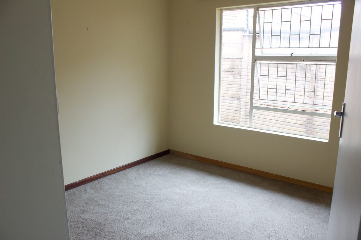 Spacious 2 bedroom Simplex in secure estate in Glen marais - Photo 5