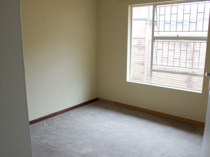 Spacious 2 bedroom Simplex in secure estate in Glen marais - Photo 5