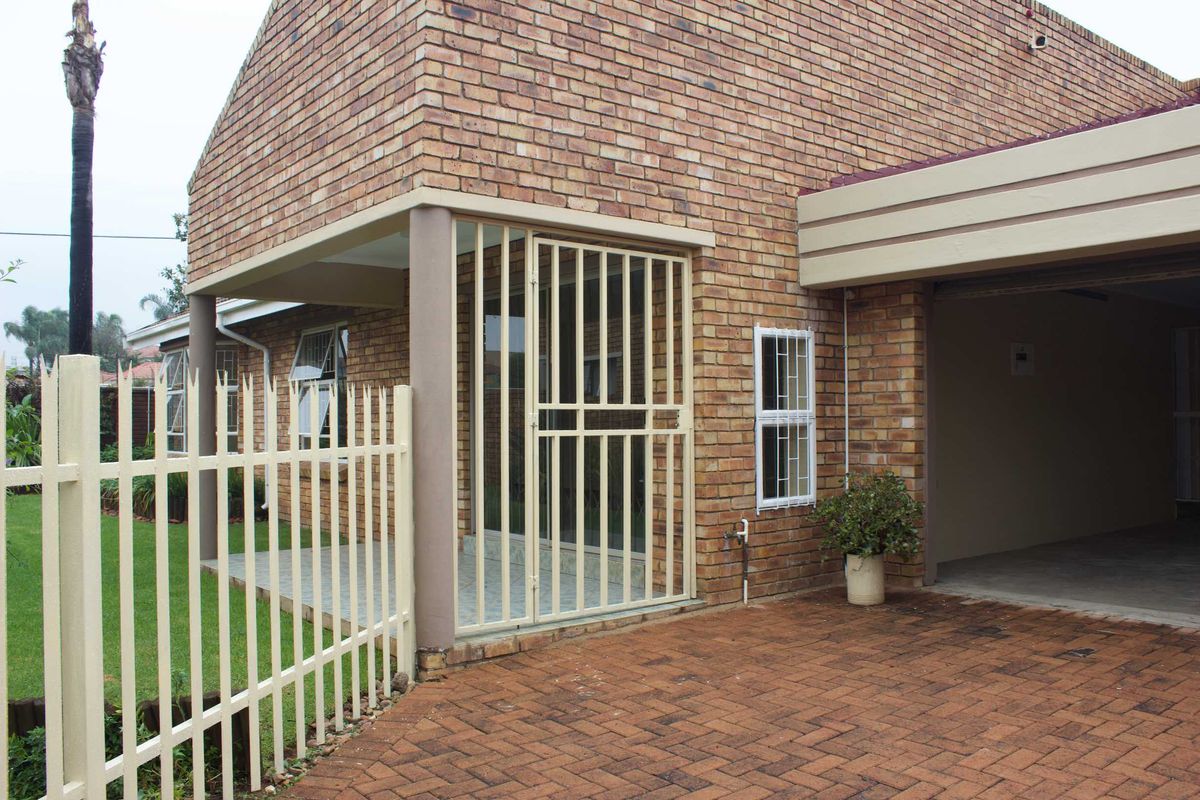 Spacious 2 bedroom Simplex in secure estate in Glen marais - Photo 2