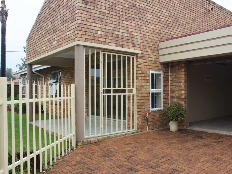 Spacious 2 bedroom Simplex in secure estate in Glen marais - Photo 2