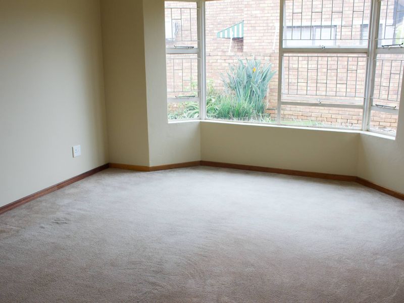 Spacious 2 bedroom Simplex in secure estate in Glen marais - Photo 10