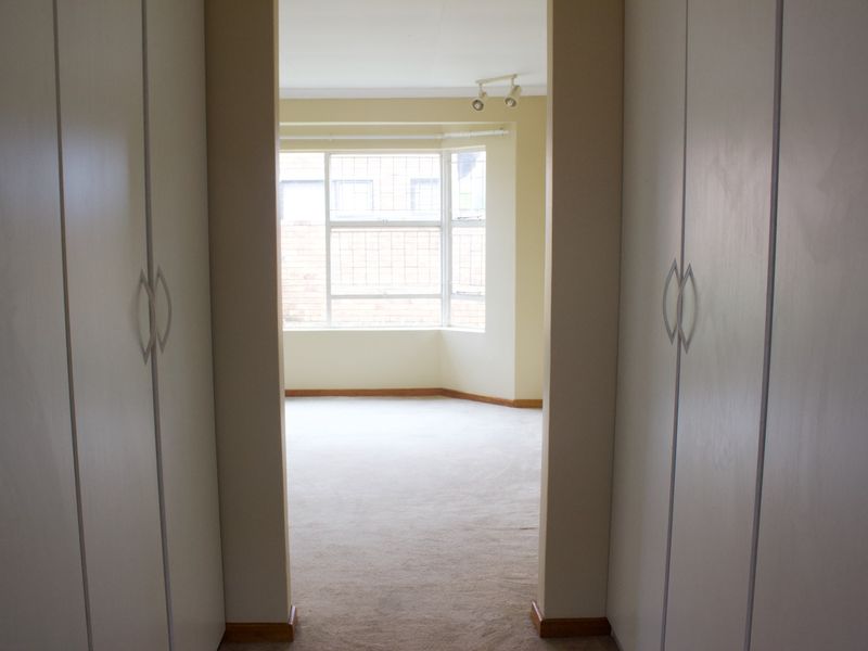 Spacious 2 bedroom Simplex in secure estate in Glen marais - Photo 9