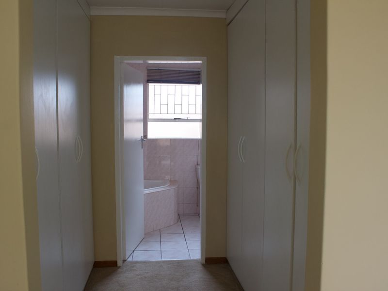 Spacious 2 bedroom Simplex in secure estate in Glen marais - Photo 7