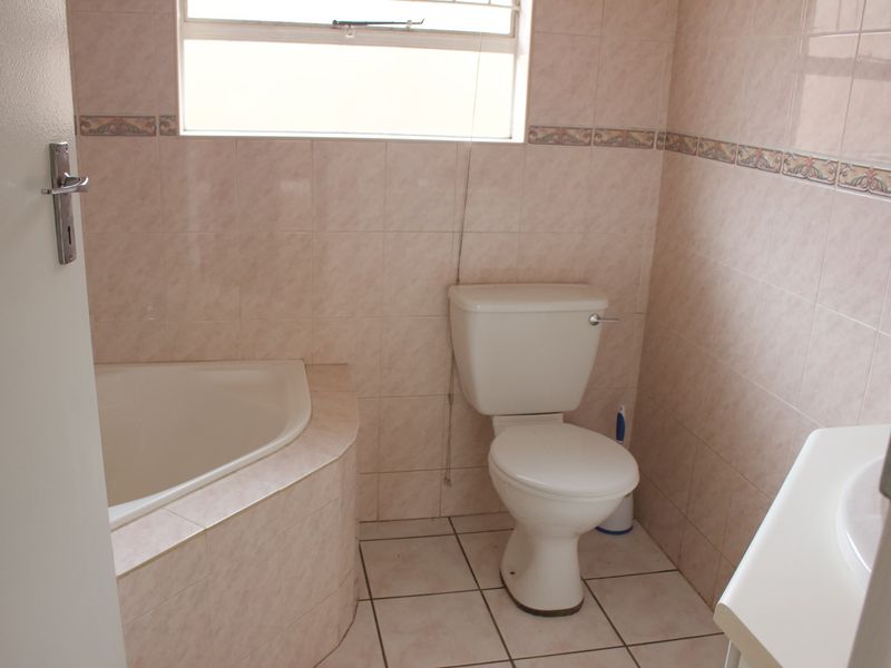 Spacious 2 bedroom Simplex in secure estate in Glen marais - Photo 8