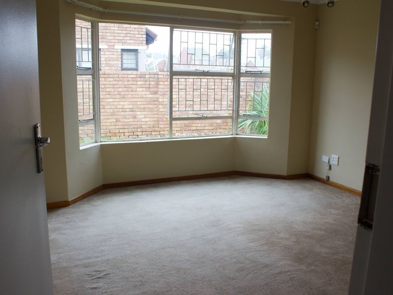Spacious 2 bedroom Simplex in secure estate in Glen marais - Photo 6