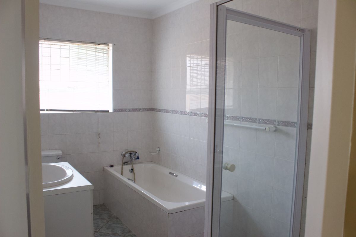 Spacious 2 bedroom Simplex in secure estate in Glen marais - Photo 4