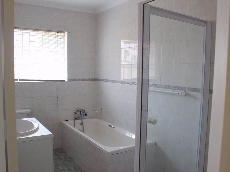 Spacious 2 bedroom Simplex in secure estate in Glen marais - Photo 4