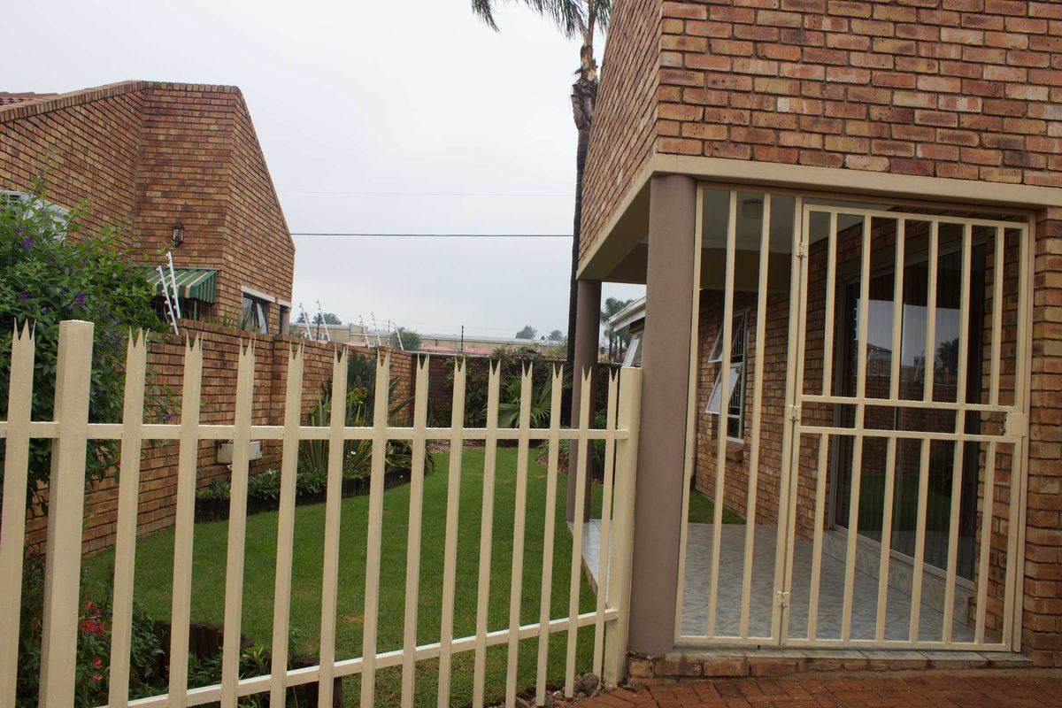 Spacious 2 bedroom Simplex in secure estate in Glen marais - Photo 3