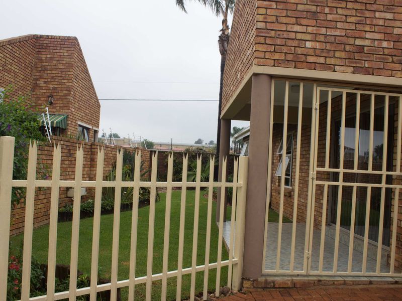 Spacious 2 bedroom Simplex in secure estate in Glen marais - Photo 3
