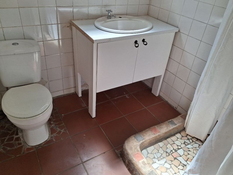 Older Thatch house looking for a family - Photo 8