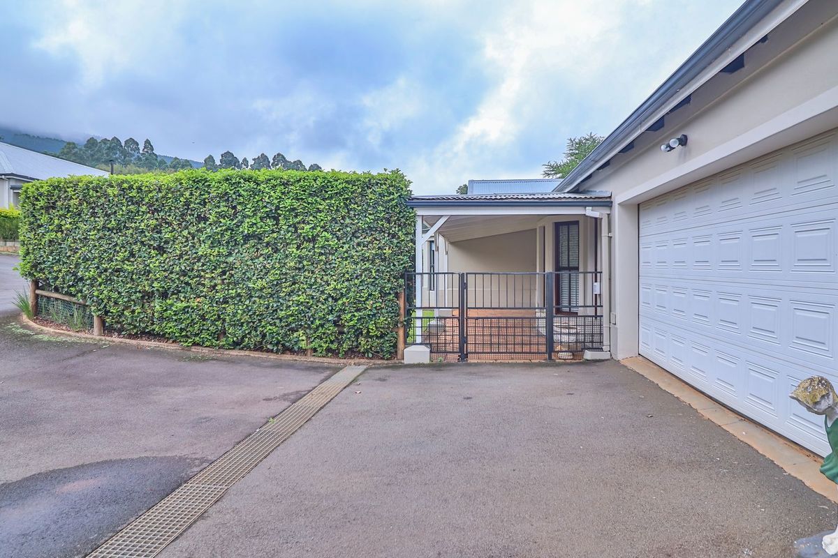 Oak Park Farmhouse Charmer | 4 Bed | Gated Estate | 309m2 Under Roof - Photo 4