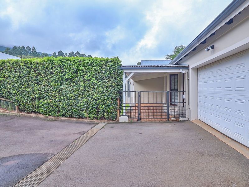 Oak Park Farmhouse Charmer | 4 Bed | Gated Estate | 309m2 Under Roof - Photo 4