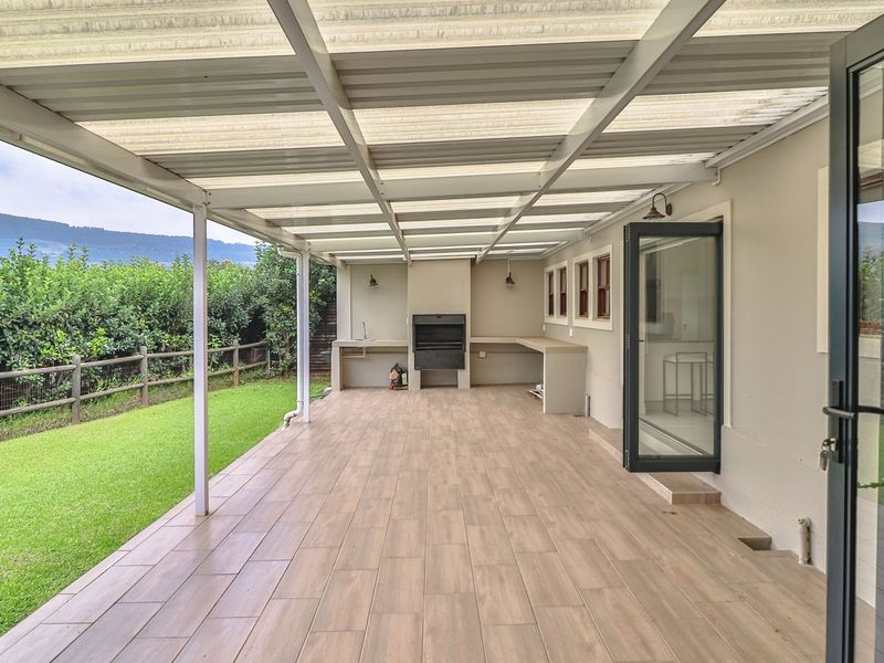 Oak Park Farmhouse Charmer | 4 Bed | Gated Estate | 309m2 Under Roof - Photo 10