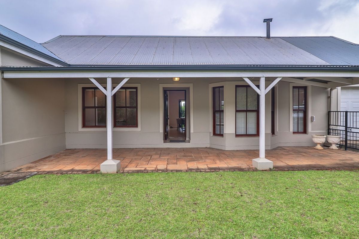 Oak Park Farmhouse Charmer | 4 Bed | Gated Estate | 309m2 Under Roof - Photo 2