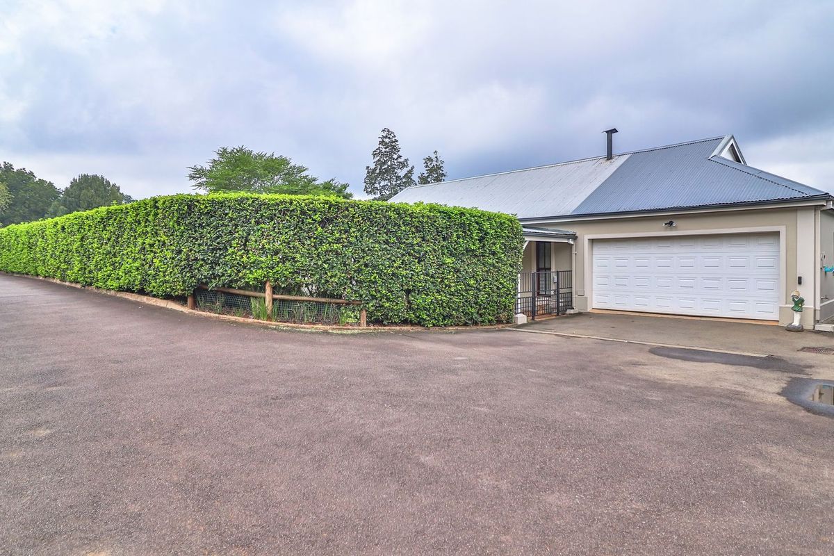 Oak Park Farmhouse Charmer | 4 Bed | Gated Estate | 309m2 Under Roof - Photo 3