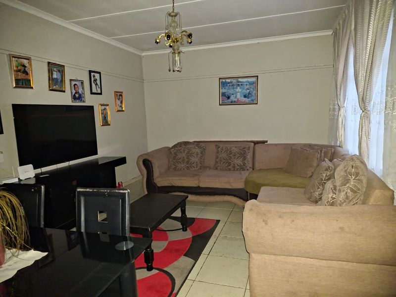 Neat 3-Bedroom Home - Photo 3