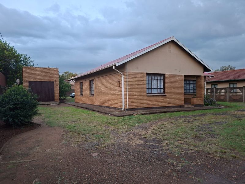 Neat 3-Bedroom Home - Photo 2