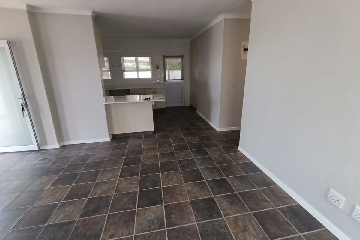 Beautifully renovated home in the heart of Onrus - Photo 4