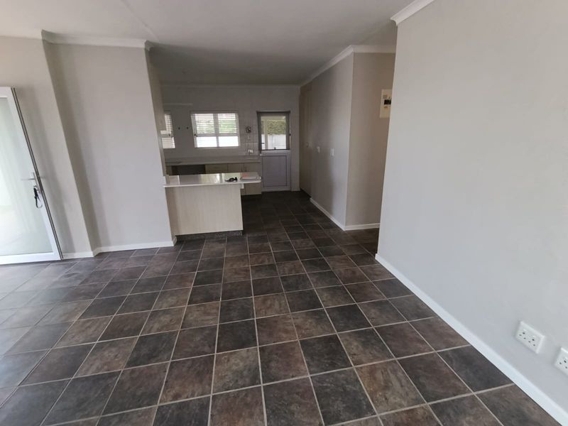 Beautifully renovated home in the heart of Onrus - Photo 4