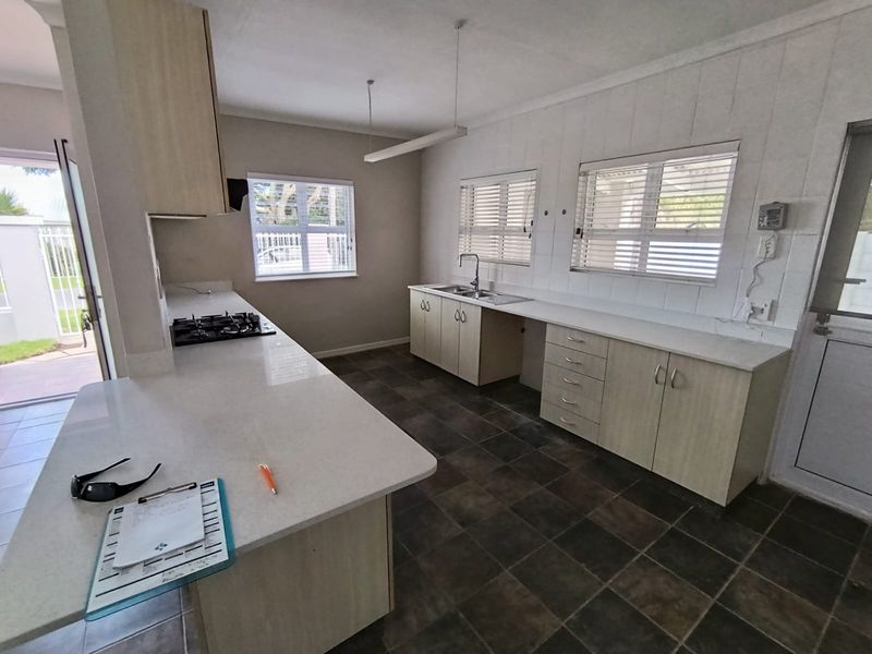 Beautifully renovated home in the heart of Onrus - Photo 5