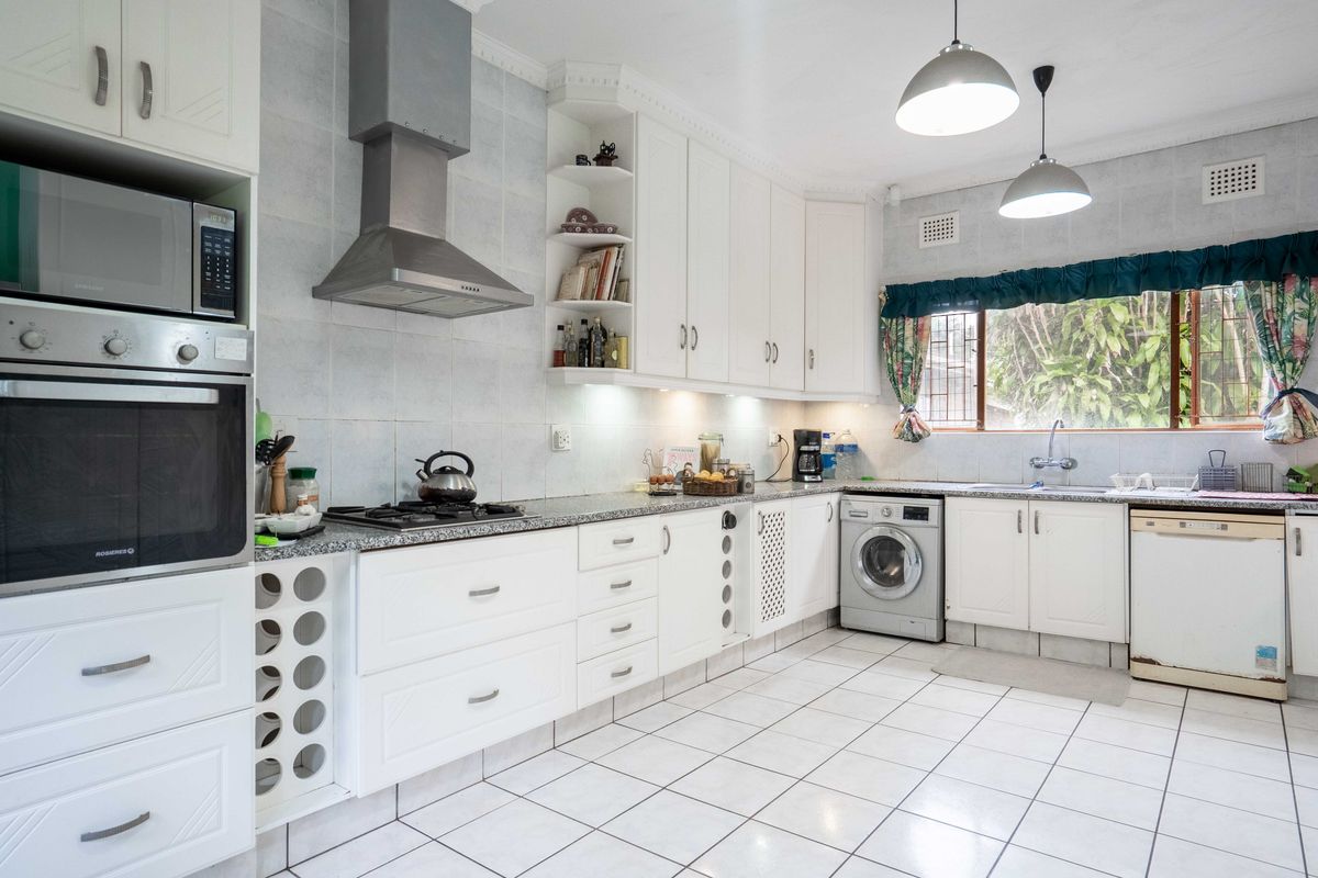 Coastal Home with Sea Views & Pool in Widenham - Photo 4