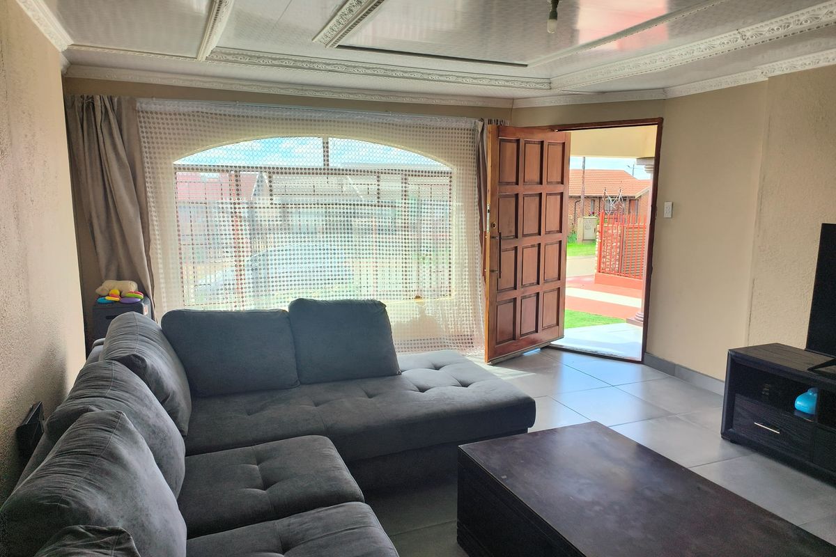TO RENT 2-Bedroom House with Flatlet in Ikageng - Photo 4