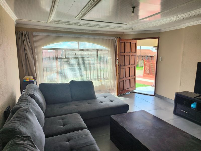 TO RENT 2-Bedroom House with Flatlet in Ikageng - Photo 4