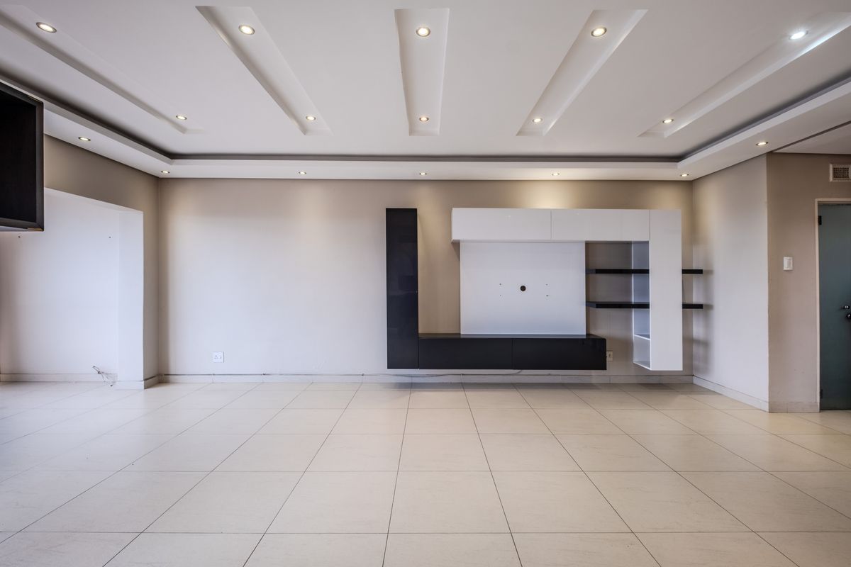 Fantastic views and exceptional value in a sought-after complex - Photo 4