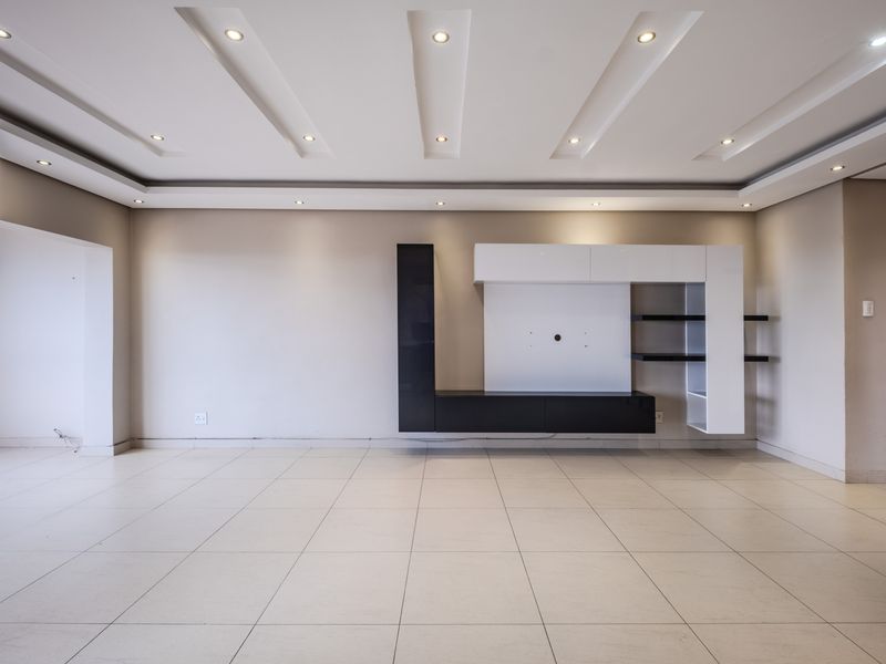 Fantastic views and exceptional value in a sought-after complex - Photo 4