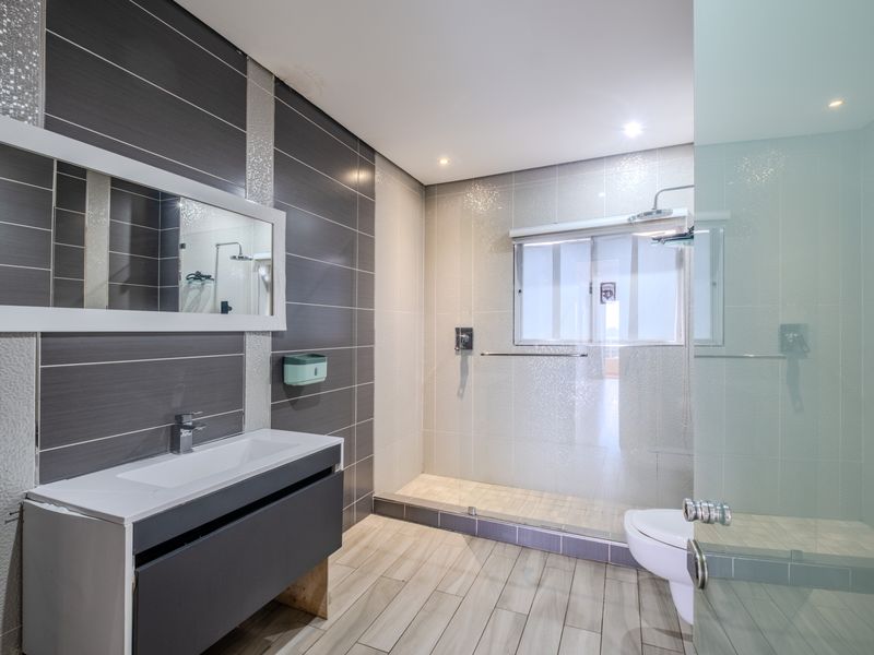 Fantastic views and exceptional value in a sought-after complex - Photo 10