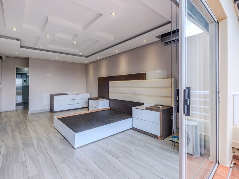 Fantastic views and exceptional value in a sought-after complex - Photo 8