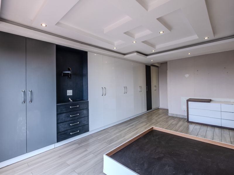 Fantastic views and exceptional value in a sought-after complex - Photo 9