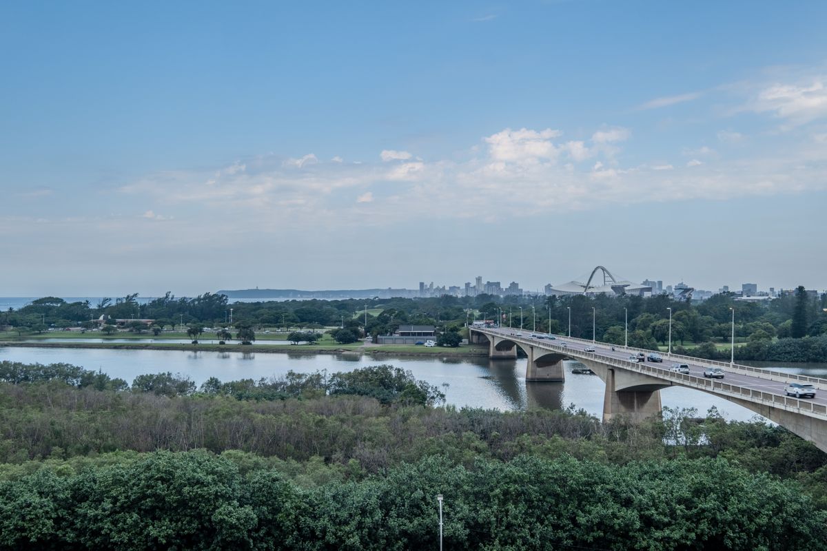 Fantastic views and exceptional value in a sought-after complex - Photo 2