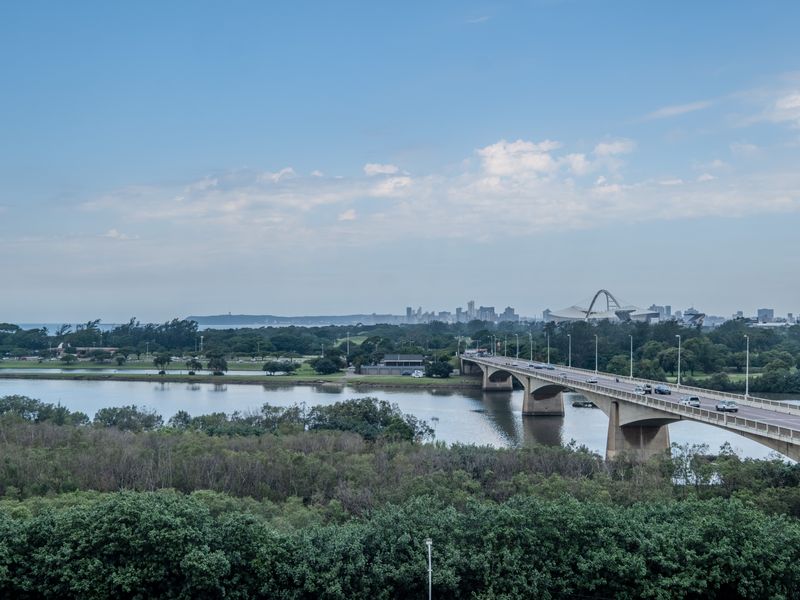 Fantastic views and exceptional value in a sought-after complex - Photo 2