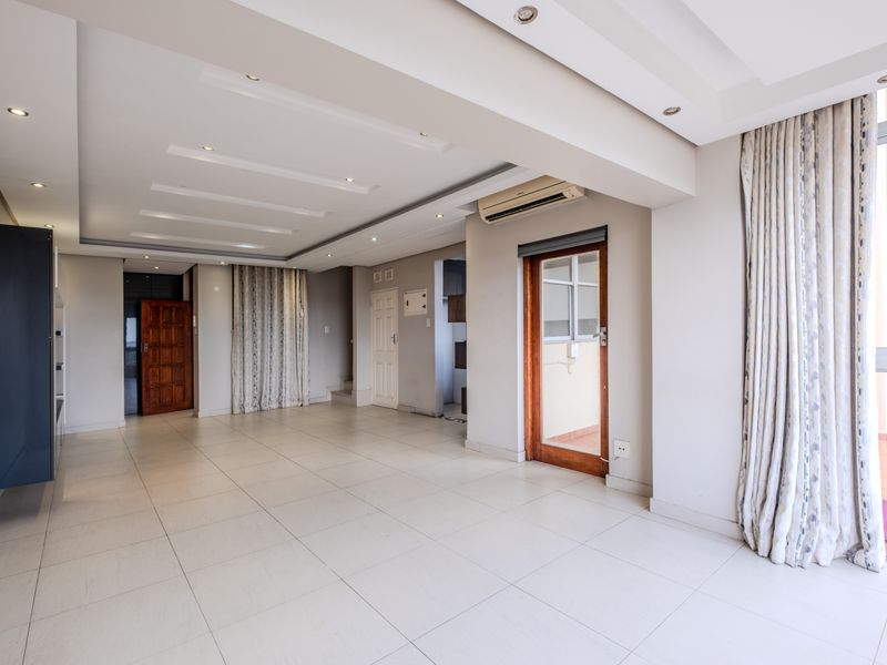 Fantastic views and exceptional value in a sought-after complex - Photo 6