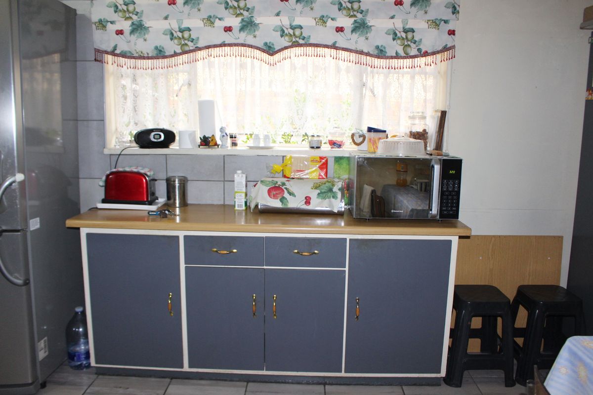 Immaculate Family Home - Photo 4