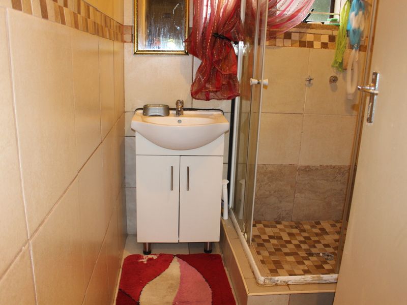 Immaculate Family Home - Photo 9