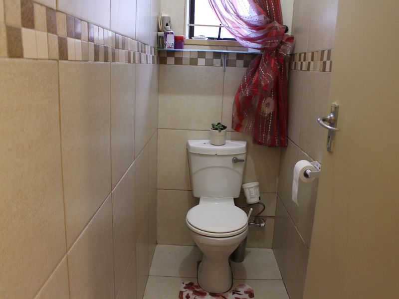 Immaculate Family Home - Photo 8