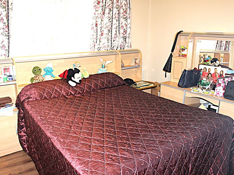 Immaculate Family Home - Photo 7