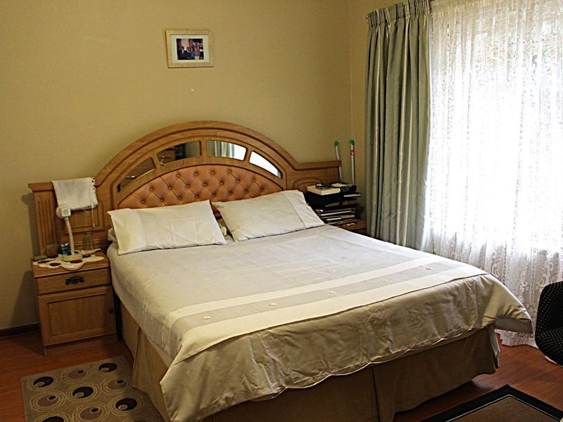 Immaculate Family Home - Photo 5