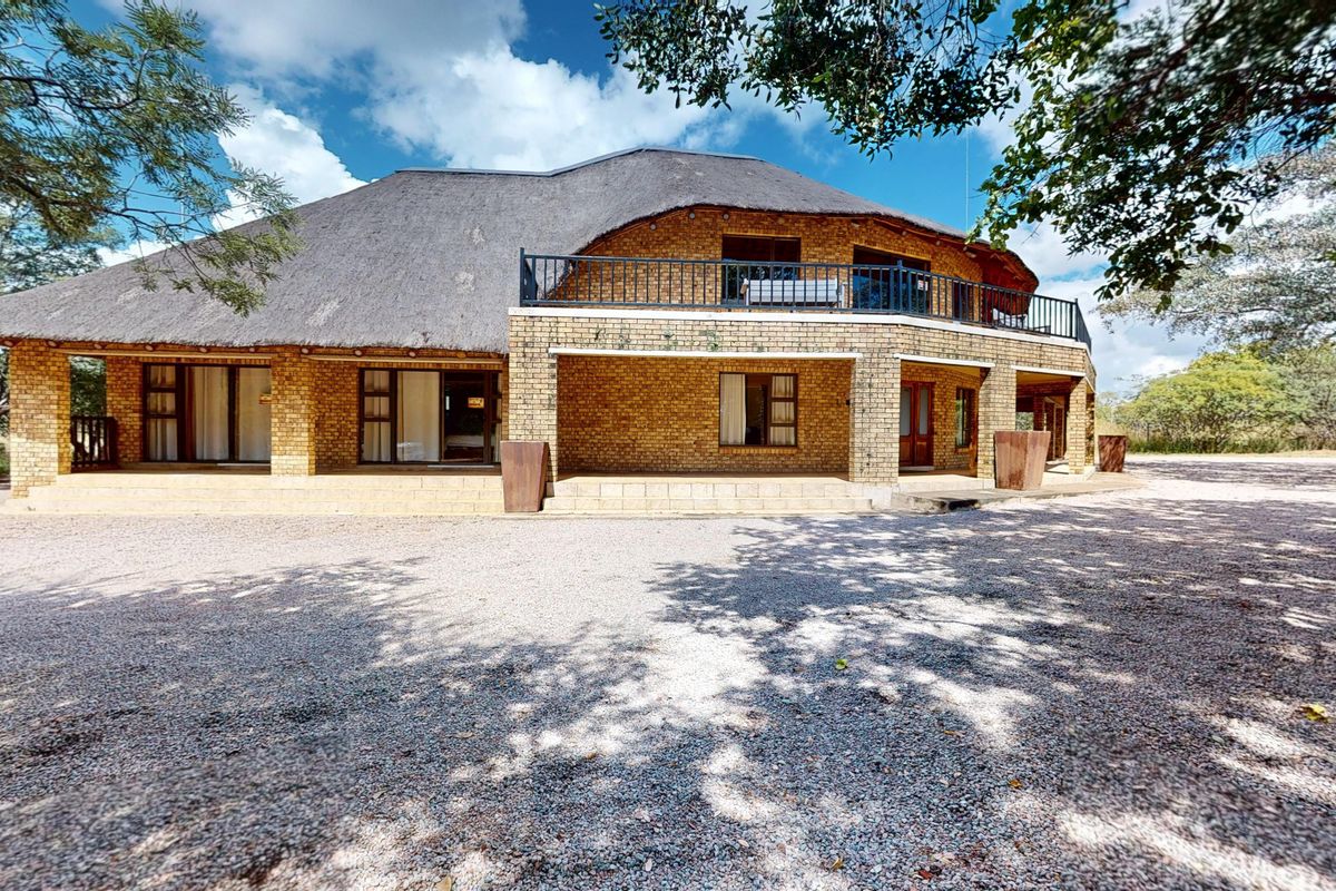 Escape to the Zebula Bushveld: A Luxurious Rustic Retreat Accommodating 14 Guests - Photo 2
