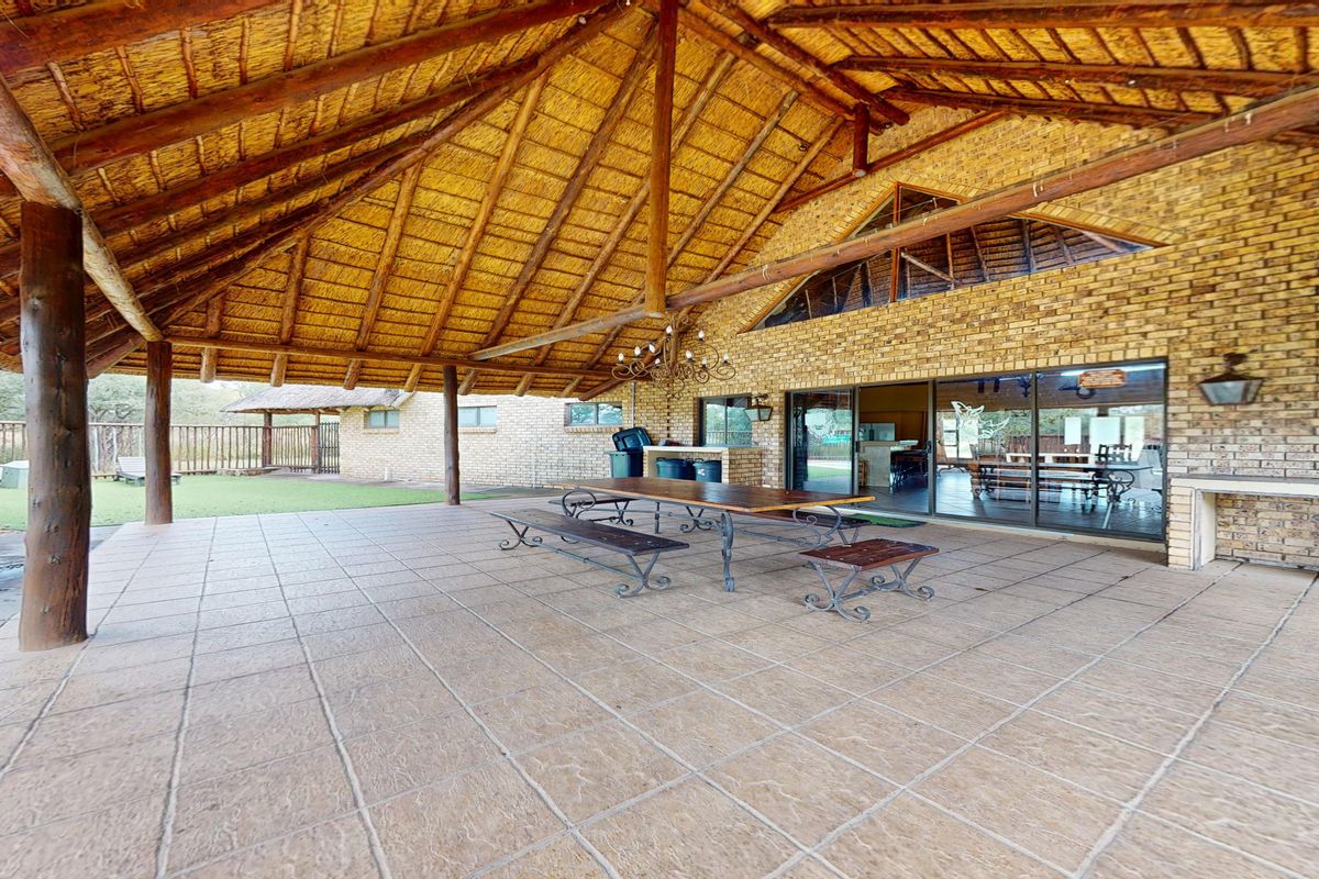 Escape to the Zebula Bushveld: A Luxurious Rustic Retreat Accommodating 14 Guests - Photo 4